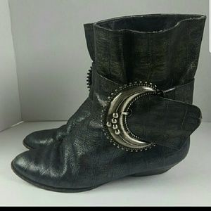 Retro Kenneth Cole alligator buckle booties!